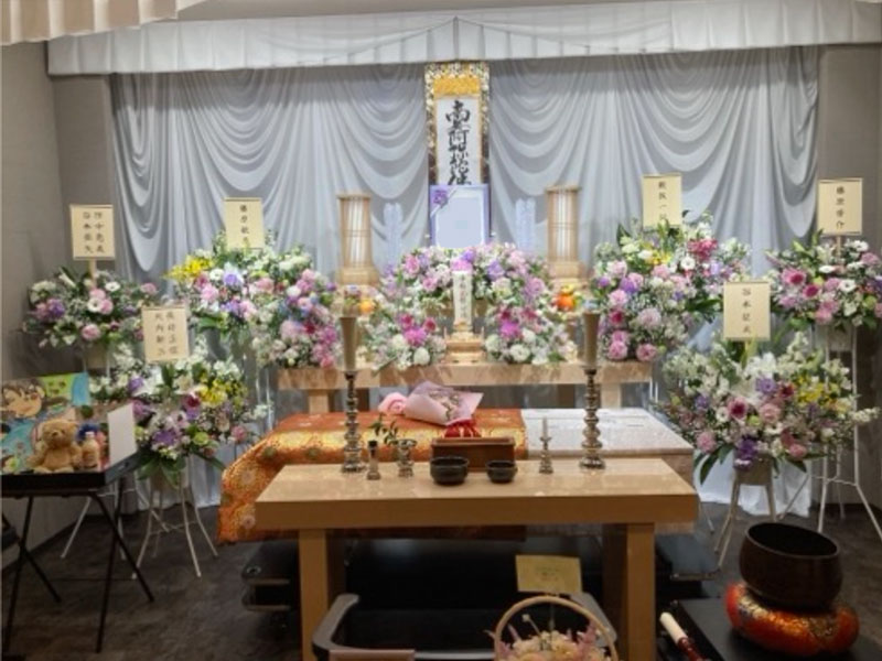 祭壇・供花・花束など自由にカスタマイズ可能